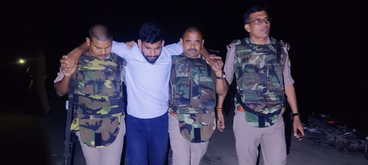 घायल बदमाश को ले जाती पुलिस घायल बदमाश को ले जाती पुलिस
