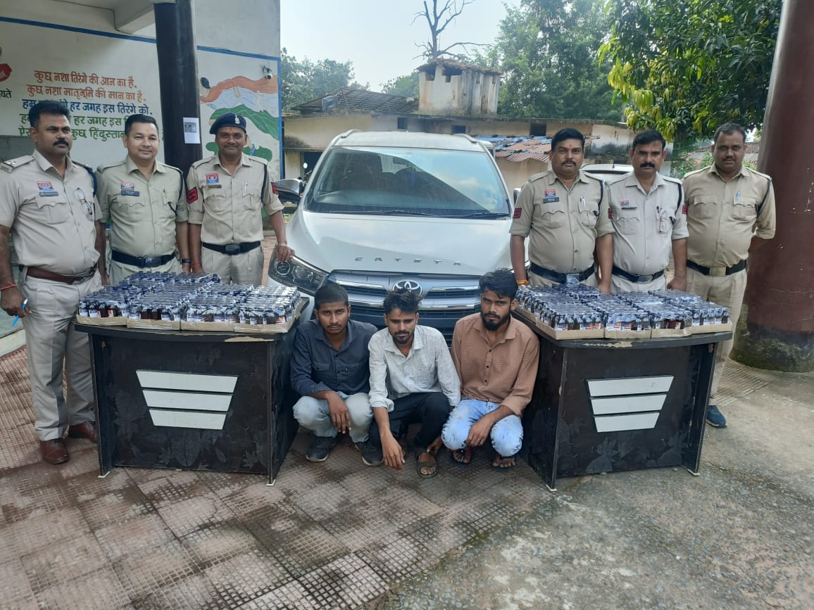 लग्जरी कार में नशे का कारोबार! 495 शीशी कफ सिरप के साथ तीन तस्कर धराए लग्जरी कार में नशे का कारोबार! 495 शीशी कफ सिरप के साथ तीन तस्कर धराए