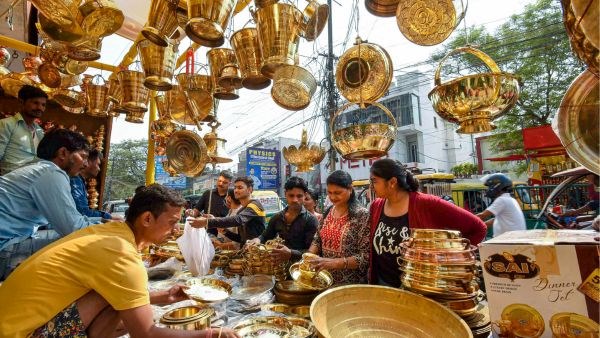 सजा बर्तन का बाजार सजा बर्तन का बाजार