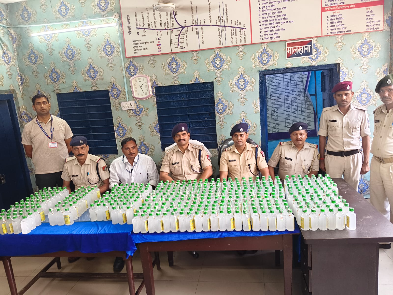 बरामद शराब के साथ रेल पुलिस