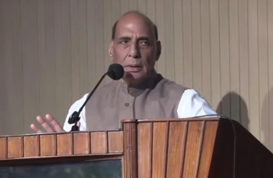 राजनाथ सिंह बोलते हुए राजनाथ सिंह बोलते हुए