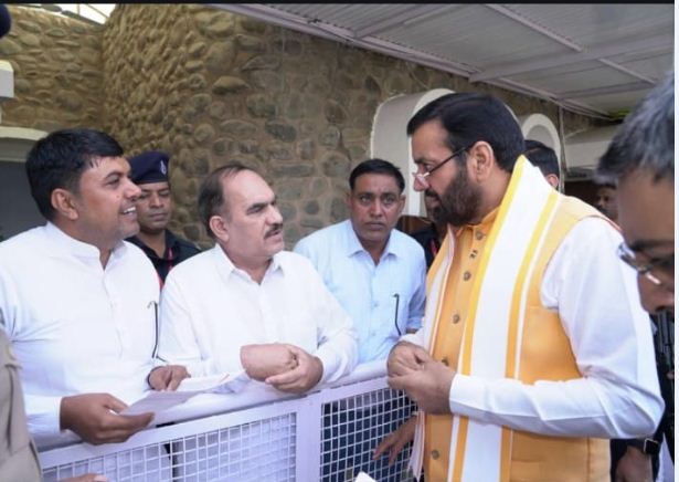 प्राइवेट स्कूल संघ का एक प्रतिनिधिमंडल मुख्यमंत्री नायब सैनी से मुलाकात करते हुए प्राइवेट स्कूल संघ का एक प्रतिनिधिमंडल मुख्यमंत्री नायब सैनी से मुलाकात करते हुए