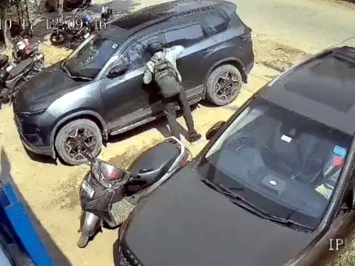 कार से बैग चोरी करता युवक सीसीटीवी में कैद कार से बैग चोरी करता युवक सीसीटीवी में कैद