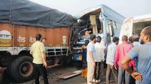 कटनी में बस-ट्रक की आमने सामने भीषण टक्कर
