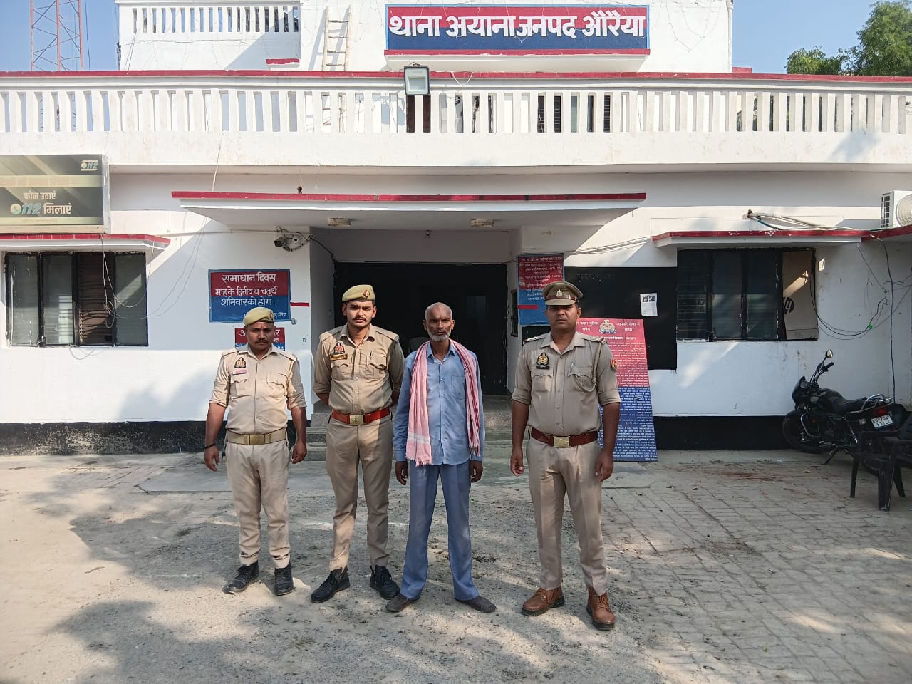 पुलिस की गिरप्तार में आरोपी पुलिस की गिरप्तार में आरोपी