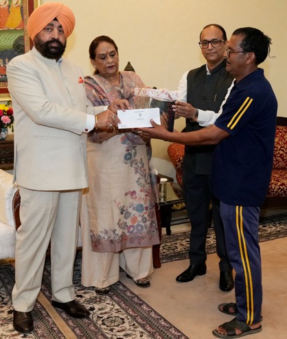दीपावली पर कर्मचारियाें काे उपहार देते राज्यपाल। दीपावली पर कर्मचारियाें काे उपहार देते राज्यपाल।