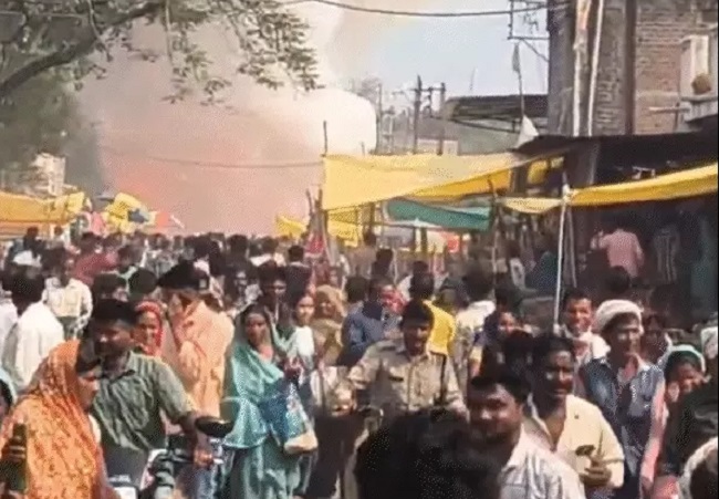 पटाखा दुकानों में लगी आग पटाखा दुकानों में लगी आग