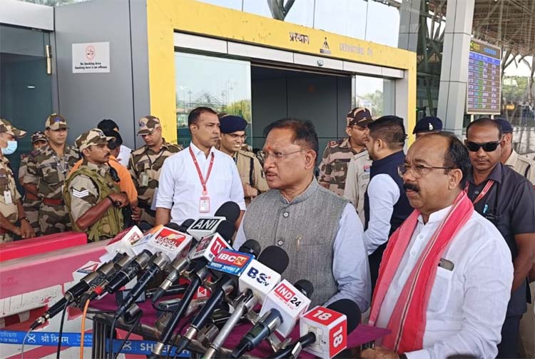 मुख्यमंत्री विष्णुदेव साय मीडिया से चर्चा करते हुए मुख्यमंत्री विष्णुदेव साय मीडिया से चर्चा करते हुए