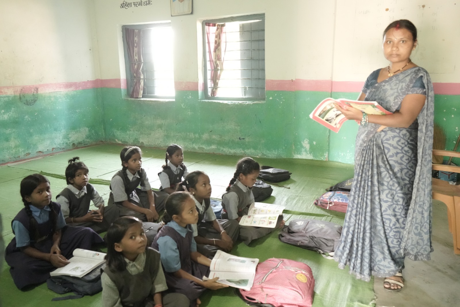 कोरबा : सरभोका के प्राथमिक शाला में नई सहायक शिक्षिका की नियुक्ति से बच्चों में खुशियां, युक्तियुक्तकरण का मिलने लगा है लाभ कोरबा : सरभोका के प्राथमिक शाला में नई सहायक शिक्षिका की नियुक्ति से बच्चों में खुशियां, युक्तियुक्तकरण का मिलने लगा है लाभ
