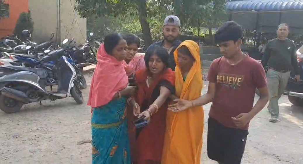 बिलखते मृतक सुनील सिंह के परिजन बिलखते मृतक सुनील सिंह के परिजन