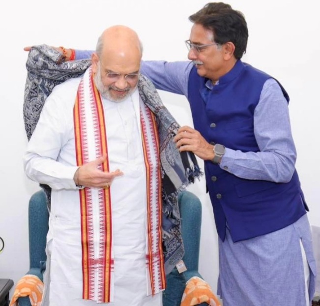 गृह मंत्री को सॉल ओढ़ाते सांसद अनुराग शर्मा गृह मंत्री को सॉल ओढ़ाते सांसद अनुराग शर्मा