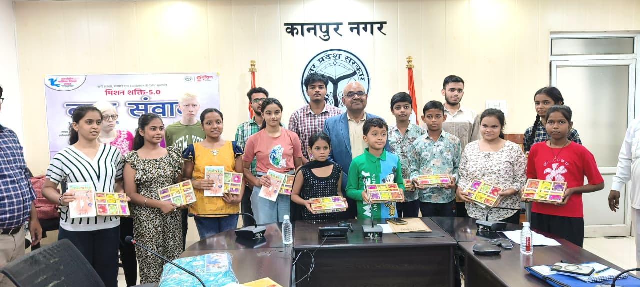 कलेक्ट्रेट परिसर में बच्चों को दीपावली उपहार देते हुए जिलाधिकारी जितेंद्र प्रताप सिंह व अन्य का छायाचित्र कलेक्ट्रेट परिसर में बच्चों को दीपावली उपहार देते हुए जिलाधिकारी जितेंद्र प्रताप सिंह व अन्य का छायाचित्र