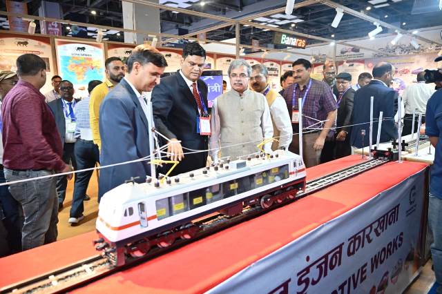 रेलवे बोर्ड के अध्यक्ष एवं सीईओ सतीश कुमार शुक्रवार को बरेका मंडप में प्रदर्शनी का अवलोकन करते हुए रेलवे बोर्ड के अध्यक्ष एवं सीईओ सतीश कुमार शुक्रवार को बरेका मंडप में प्रदर्शनी का अवलोकन करते हुए