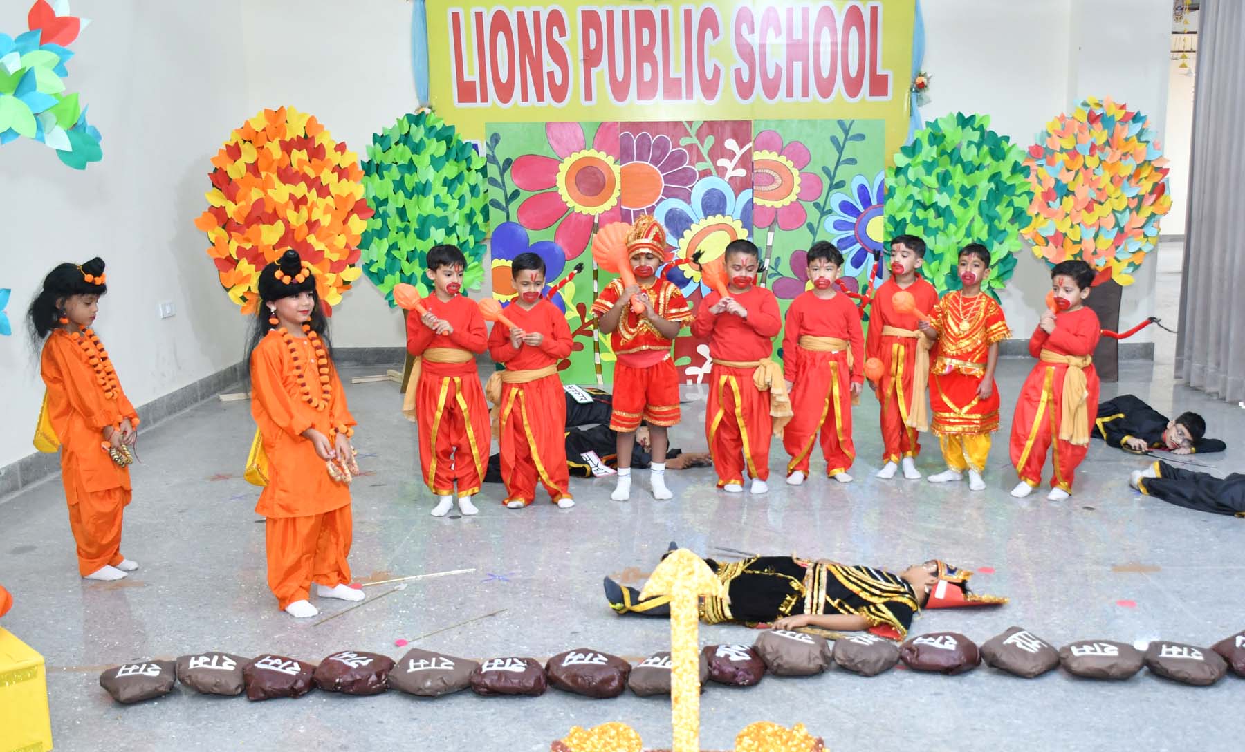 गुरुग्राम के सेक्टर-102 स्थित लायंस पब्लिक स्कूल में रामायण-द एपिक थू्र लिटल हाट्र्स कार्यक्रम में प्रस्तुति देते बच्चे। गुरुग्राम के सेक्टर-102 स्थित लायंस पब्लिक स्कूल में रामायण-द एपिक थू्र लिटल हाट्र्स कार्यक्रम में प्रस्तुति देते बच्चे।
