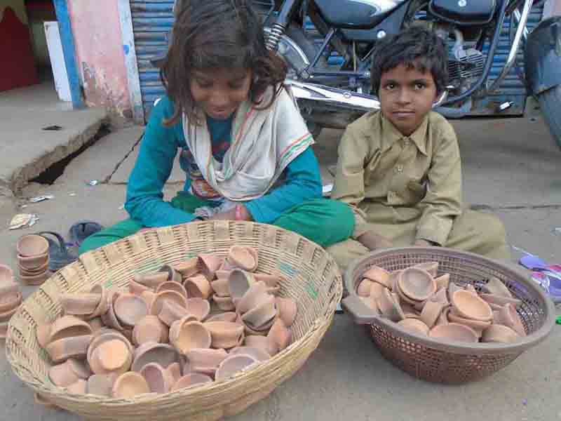 बाबू जी दिये ले लो बाबू जी दिये ले लो