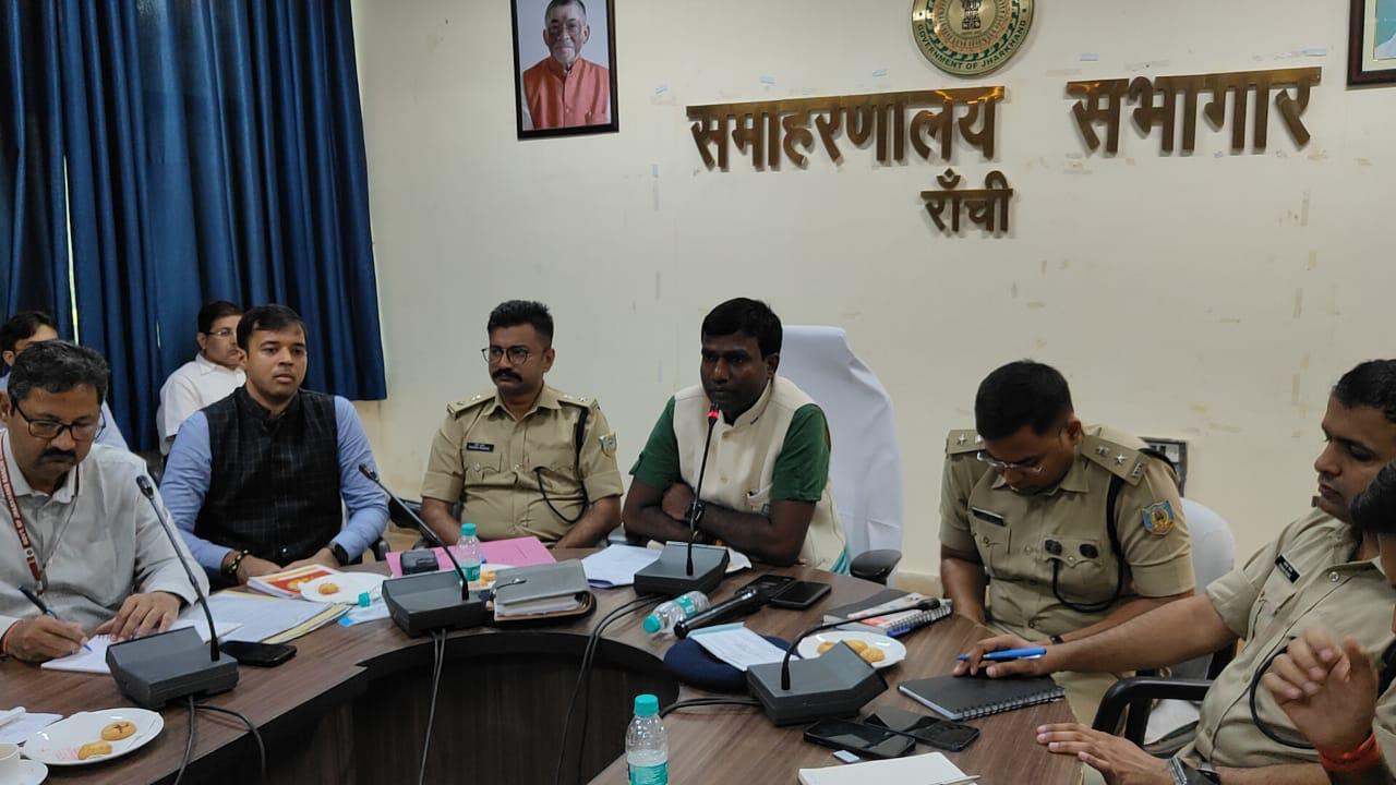 बैठक करते उपायुक्त सहित अन्य