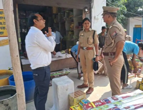 बबीना थाना क्षेत्र में एसडीएम व सीओ बबीना थाना क्षेत्र में एसडीएम व सीओ