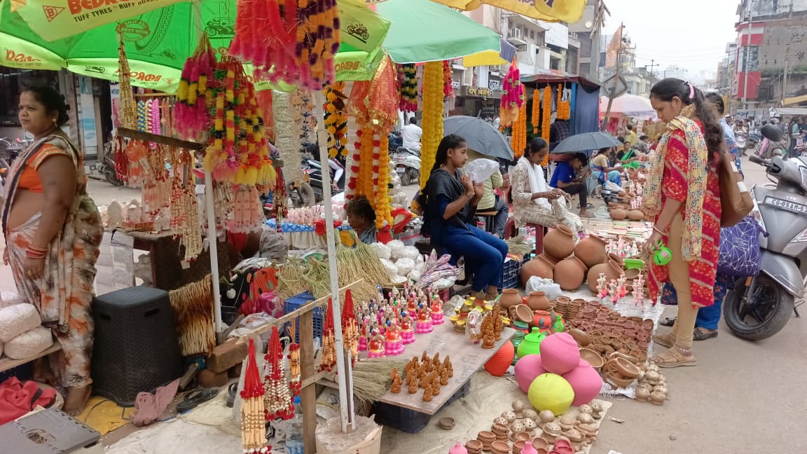 घड़ी चौक के नीचे खरीदी बिक्री करते हुए क्रेता-विक्रेता। घड़ी चौक के नीचे खरीदी बिक्री करते हुए क्रेता-विक्रेता।