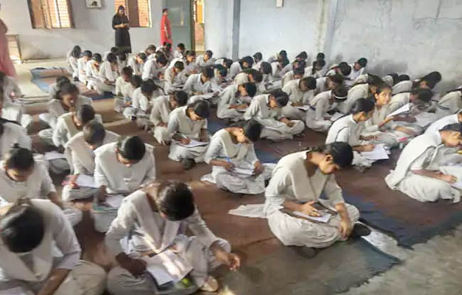 सोनीपत: क्विज प्रतियोगिता की परीक्षा देते हुए विधार्थी