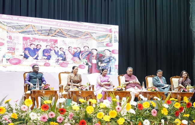 महिला एवं बाल विकास राज्य मंत्री सावित्री ठाकुर सहित अन्य राष्ट्रीय पोषण माह कार्यक्रम में मंचासीन। महिला एवं बाल विकास राज्य मंत्री सावित्री ठाकुर सहित अन्य राष्ट्रीय पोषण माह कार्यक्रम में मंचासीन।