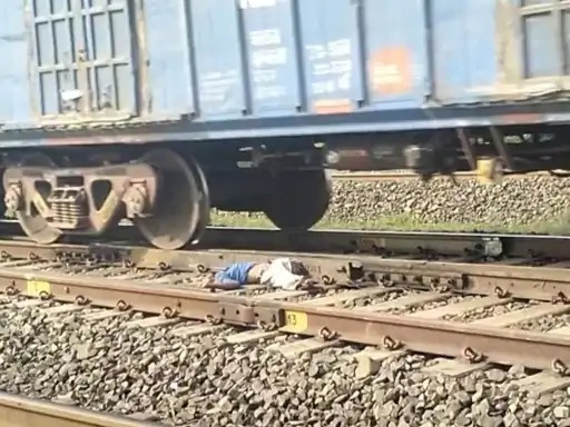 रेल लाईन किनारे पडा शव् रेल लाईन किनारे पडा शव्