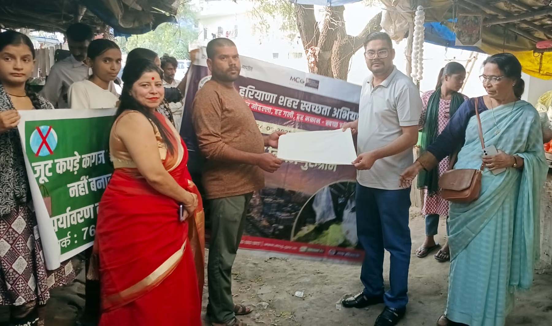 गुरुग्राम की कादीपुर सब्जी मंडी में स्वच्छता जागरुकता कार्यक्रम करते नगर निगम व अस्मी संस्था के सदस्य। गुरुग्राम की कादीपुर सब्जी मंडी में स्वच्छता जागरुकता कार्यक्रम करते नगर निगम व अस्मी संस्था के सदस्य।