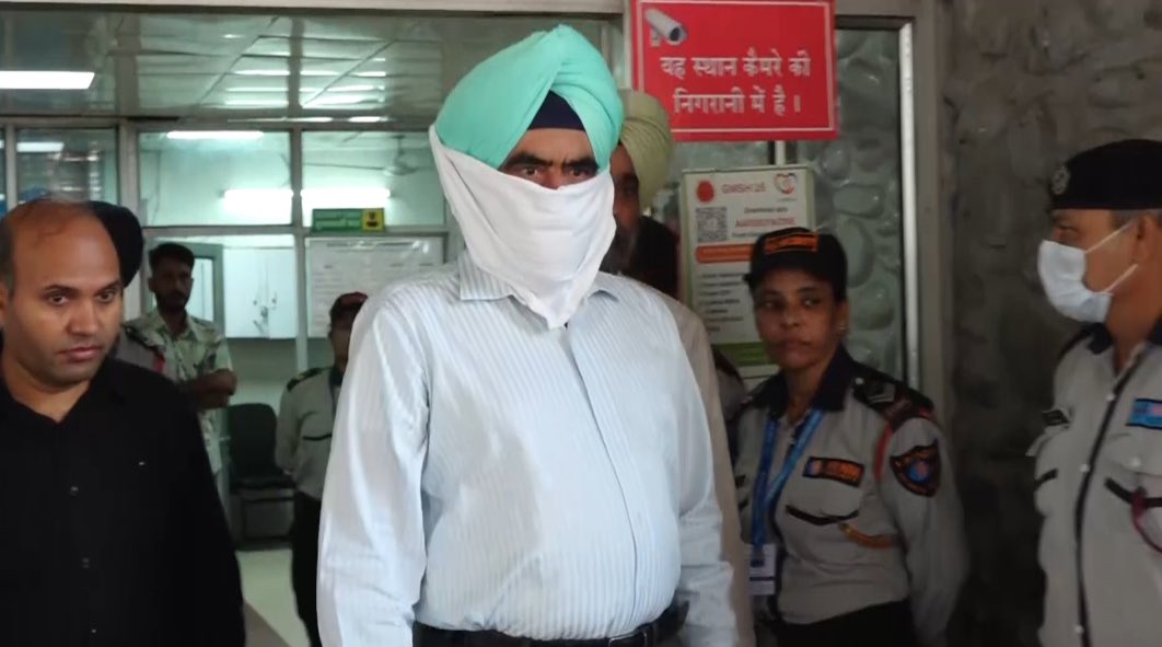 पंजाब के आईपीएस अधिकारी एचएस भुल्लर काे काेर्ट में पेश करती सीबीआई पंजाब के आईपीएस अधिकारी एचएस भुल्लर काे काेर्ट में पेश करती सीबीआई