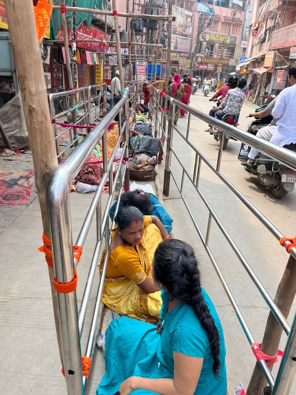 कतारबद्ध महिलाए कतारबद्ध महिलाए