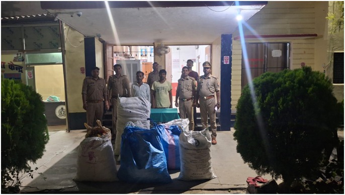 पुलिस टीम के साथ पकड़े गए अभियुक्त व अवैध पटाखे से भरीं बोरियां