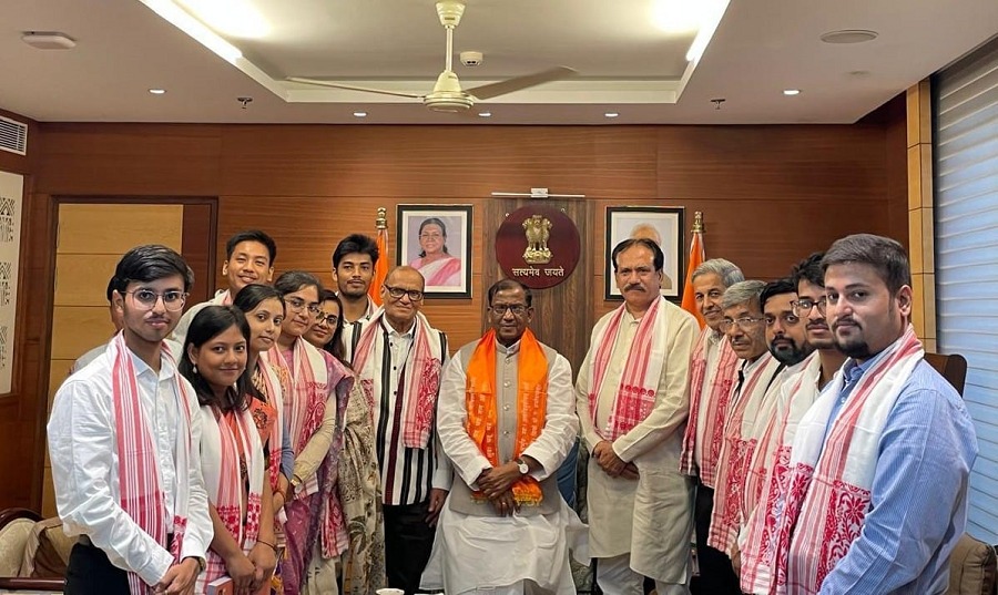 राज्यपाल लक्ष्मण प्रसाद आचार्य दिल्ली में असम प्रतिभा प्रोत्साहन योजना के छात्रों से मुलाकात करते हुए। राज्यपाल लक्ष्मण प्रसाद आचार्य दिल्ली में असम प्रतिभा प्रोत्साहन योजना के छात्रों से मुलाकात करते हुए।