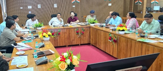 बैठक में फटकार लगाते जिलाधिकारी बैठक में फटकार लगाते जिलाधिकारी