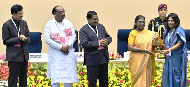 राष्ट्रपति द्रौपदी मुर्मु शुक्रवार को आदि कर्मयोगी अभियान’ पर आयोजित राष्ट्रीय सम्मेलन में पुरस्कार देते हुए राष्ट्रपति द्रौपदी मुर्मु शुक्रवार को आदि कर्मयोगी अभियान’ पर आयोजित राष्ट्रीय सम्मेलन में पुरस्कार देते हुए