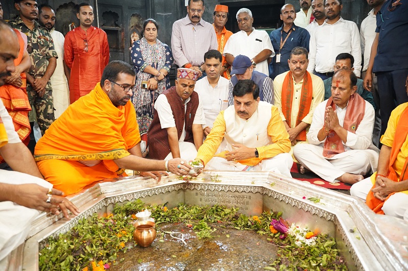 मप्र के मुख्यमंत्री ने गयाजी में विष्णुपद मंदिर में की पूजा-अर्चना मप्र के मुख्यमंत्री ने गयाजी में विष्णुपद मंदिर में की पूजा-अर्चना