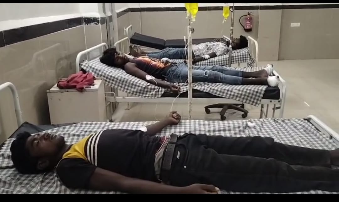 पिकअप वाहन आया 11 केवी हाईटेंशन की चपेट में, चालक की मौत, 7 घायल पिकअप वाहन आया 11 केवी हाईटेंशन की चपेट में, चालक की मौत, 7 घायल