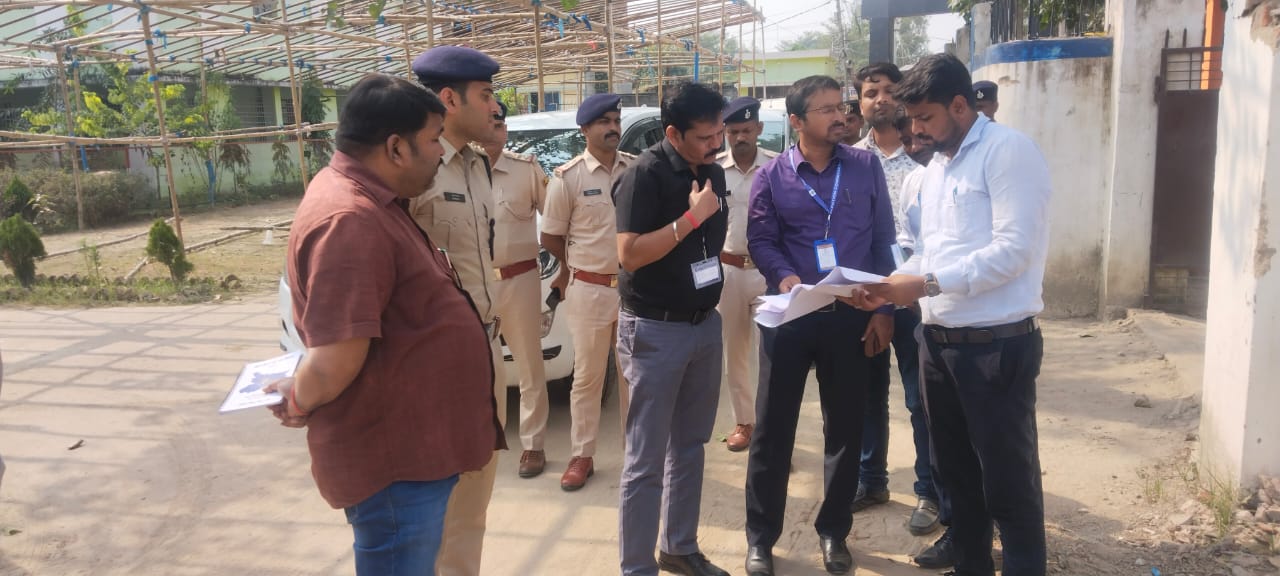 निरीक्षण करते निरीक्षण करते