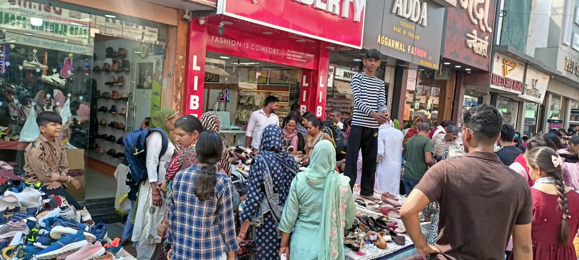 धनतेरस पर बाजार में लगी सेल पर खरीददारी करते हुए ग्राहक। धनतेरस पर बाजार में लगी सेल पर खरीददारी करते हुए ग्राहक।