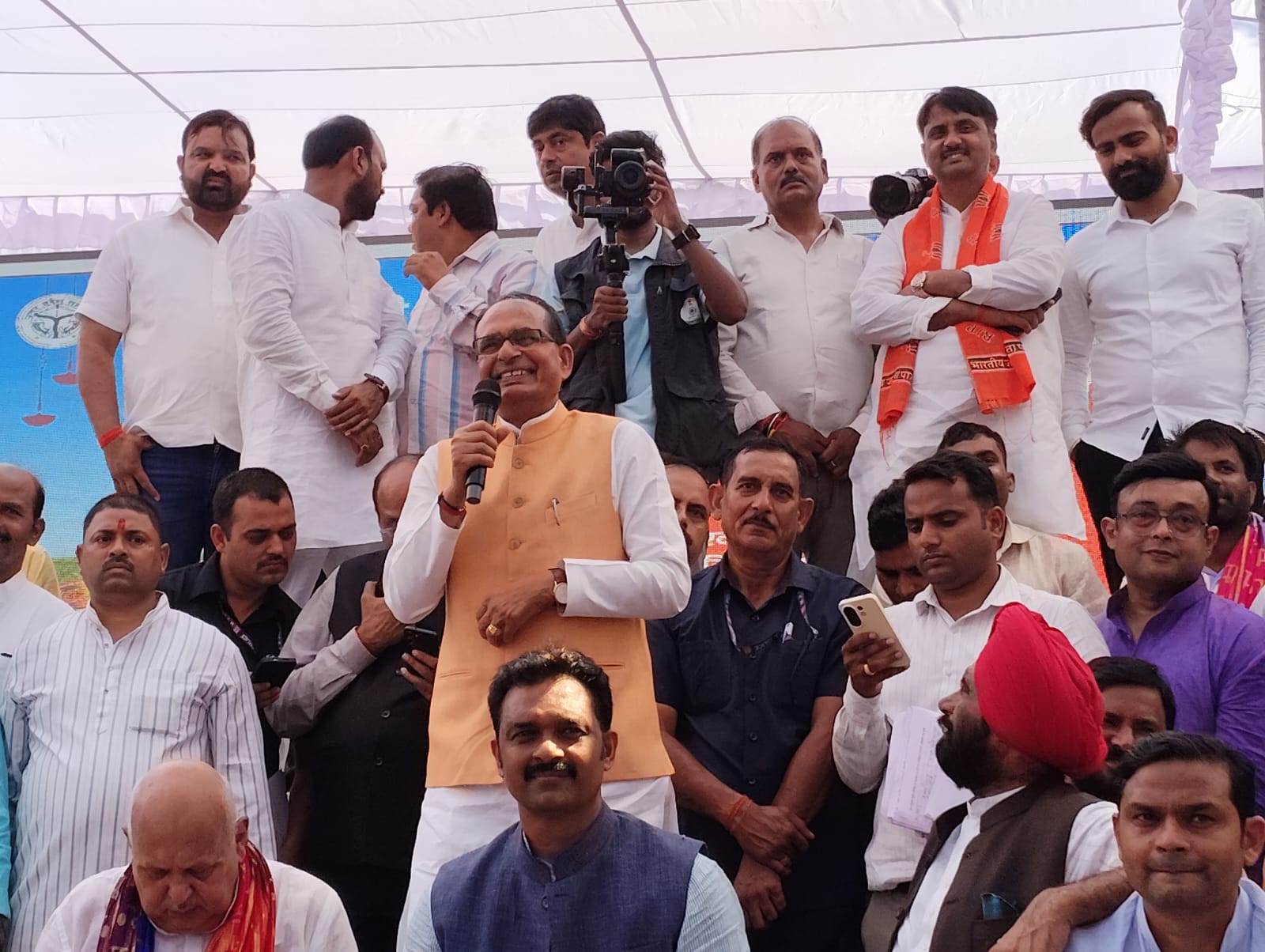 *खटिया पर बैठकर केंद्रीय कृषि मंत्री ने लगाई किसान चौपाल, किसानों से सुनी समस्याएं* *खटिया पर बैठकर केंद्रीय कृषि मंत्री ने लगाई किसान चौपाल, किसानों से सुनी समस्याएं*