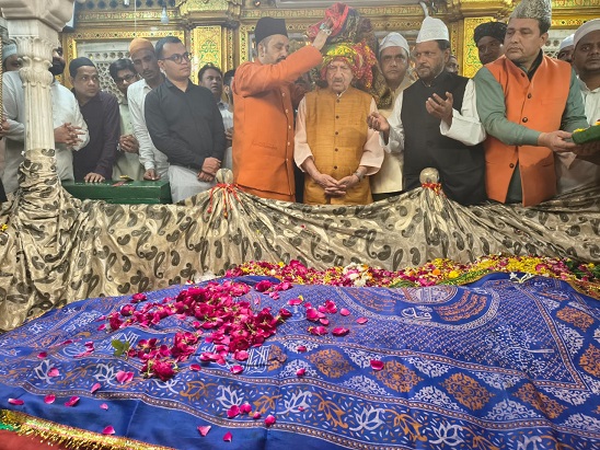 हजरत निजामुद्दीन औलिया की दरगाह पर एमआरएम द्वारा आयोजित जश्ने चरागां के मौके पर चादरपोशी करते लोग हजरत निजामुद्दीन औलिया की दरगाह पर एमआरएम द्वारा आयोजित जश्ने चरागां के मौके पर चादरपोशी करते लोग