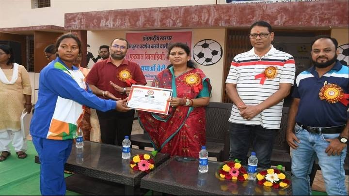 जर्मनी से प्रशिक्षण लेकर वापस लौटे मिनी ब्राजील विचारपुर ग्राम के फुटबाल खिलाड़ी, विधायक ने किया सम्मानित