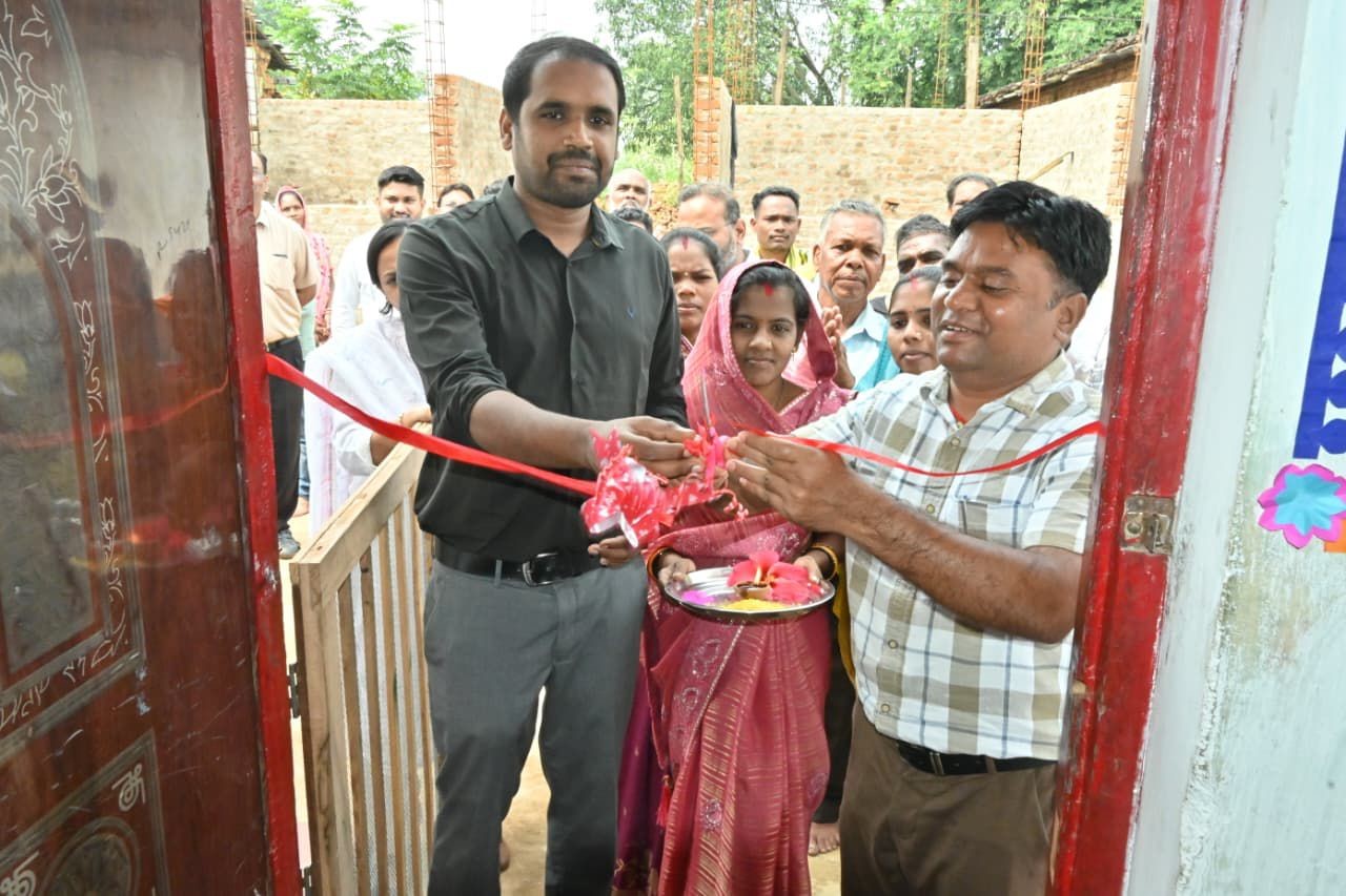 खुदुरपानी में लईका घर केंद्र का शुभारंभ करते हुए जिला पंचायत अध्यक्ष अरूण सार्वा व कलेक्टर अबिनाश मिश्रा। खुदुरपानी में लईका घर केंद्र का शुभारंभ करते हुए जिला पंचायत अध्यक्ष अरूण सार्वा व कलेक्टर अबिनाश मिश्रा।