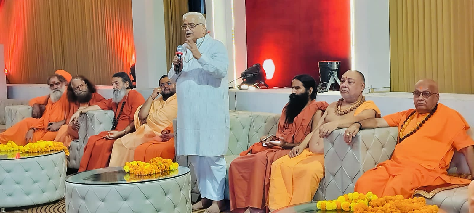 संतो के बीच भैया जी जोशी संतो के बीच भैया जी जोशी