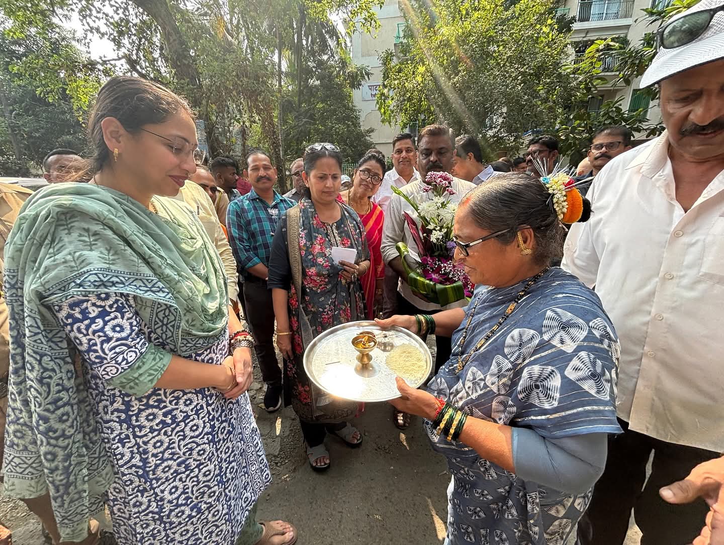 भूमिपूजन समारोह के दौरान स्थानीय विधायक और नागरिक। भूमिपूजन समारोह के दौरान स्थानीय विधायक और नागरिक।