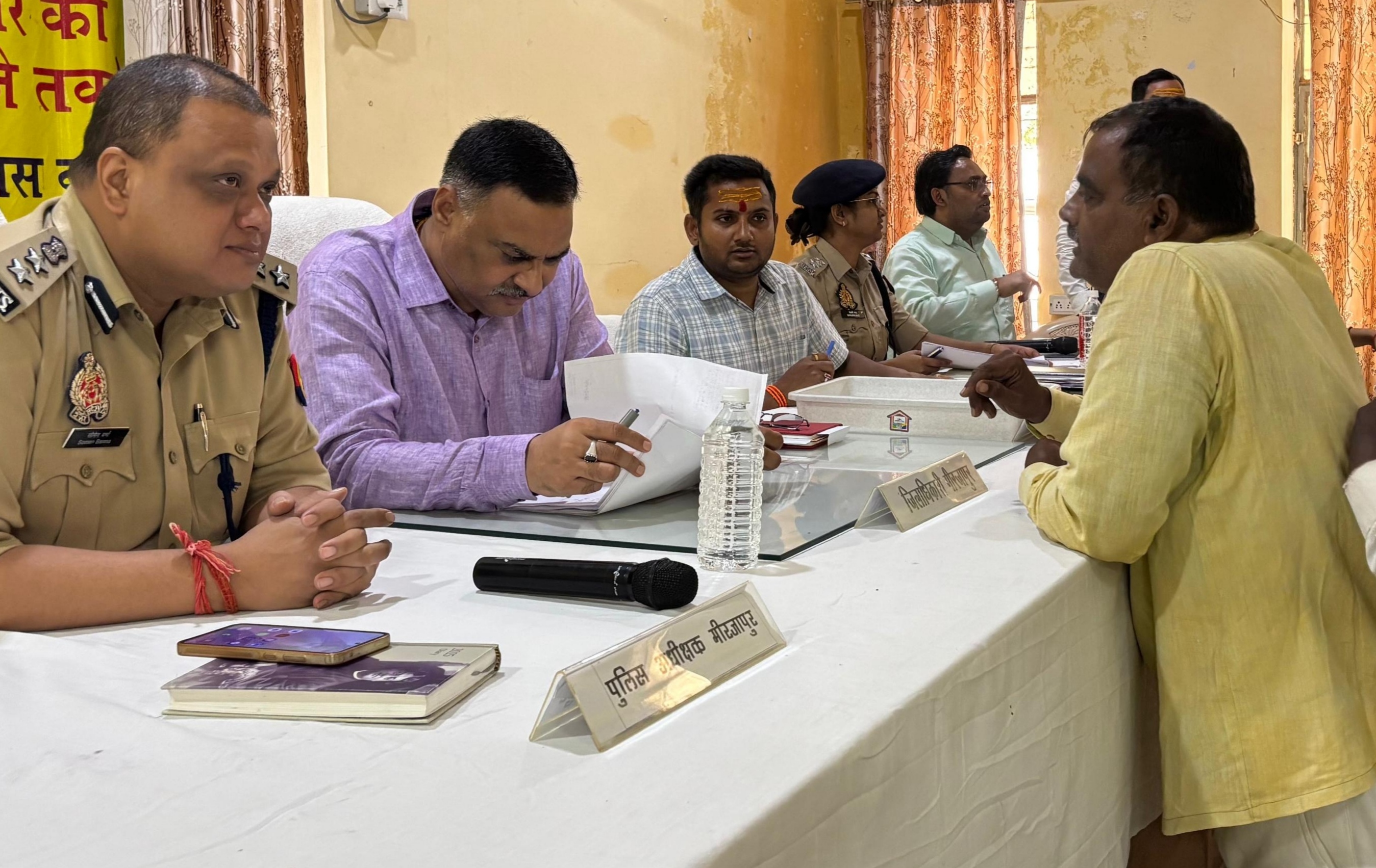 चुनार तहसील में फरियादियों की समस्याएं सुनते डीएम चुनार तहसील में फरियादियों की समस्याएं सुनते डीएम
