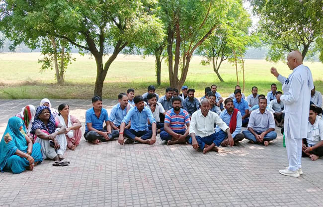सोनीपत सीटू के पूर्व प्रधान आनंद शर्मा ने मुरथल विश्वविद्यालय में मैस कर्मचारियों संबोधात करते हुए सोनीपत सीटू के पूर्व प्रधान आनंद शर्मा ने मुरथल विश्वविद्यालय में मैस कर्मचारियों संबोधात करते हुए