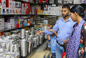 सजी दुकानें सजी दुकानें