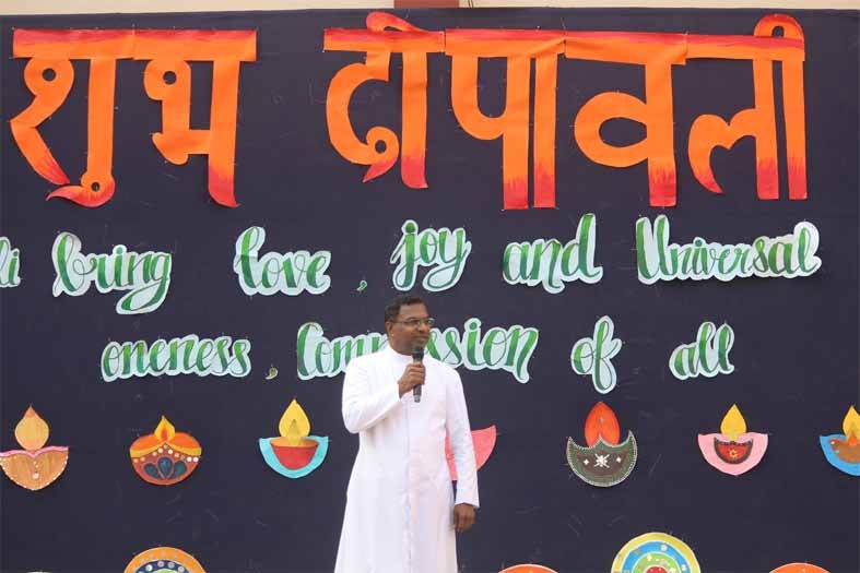 दीपावली महोत्सव में फॉदर सुसई राज दीपावली महोत्सव में फॉदर सुसई राज