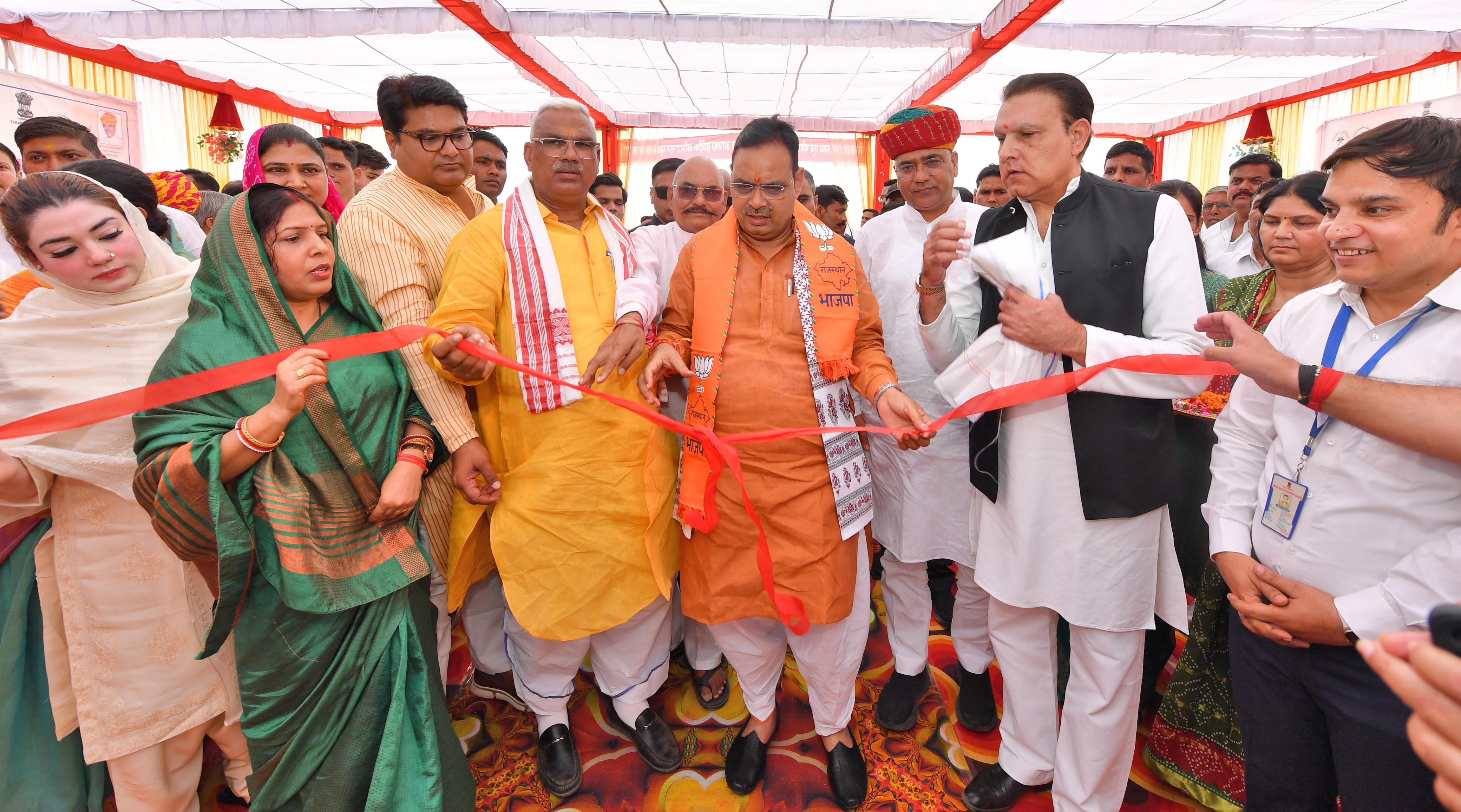 मुख्यमंत्री भजनलाल शर्मा मेहंदीपुर बालाजी में दर्शन करते हुए मुख्यमंत्री भजनलाल शर्मा मेहंदीपुर बालाजी में दर्शन करते हुए