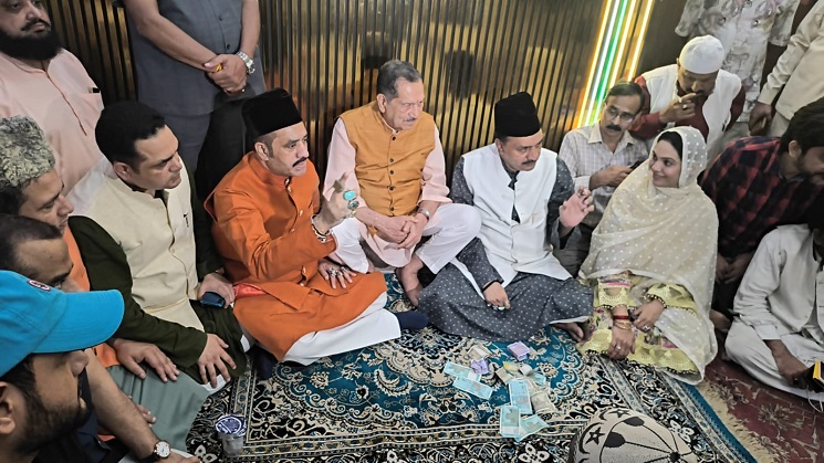 हजरत निजामुद्दीन औलिया की दरगाह पर एमआरएम द्वारा आयोजित जश्ने चरागां के मौके पर चादरपोशी करते लोग हजरत निजामुद्दीन औलिया की दरगाह पर एमआरएम द्वारा आयोजित जश्ने चरागां के मौके पर चादरपोशी करते लोग
