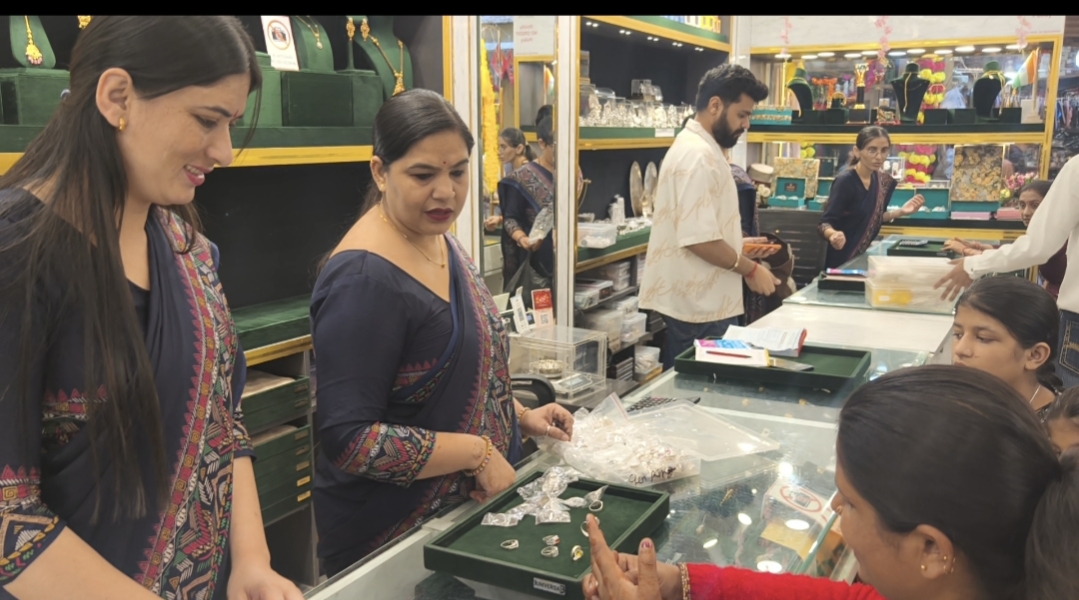 देश सहित सिरमौर जिला में भी दीपावली को लेकर तैयारियां चली हुई है और बाजार आकर्षक तरिके से सजाये गए हैं। आज धन तेरस श्रद्धापूर्वक मनाई जा रही है और भगवान धन्वंतरि को नमन भी किया जा रहा है। आज से दीपावली उत्सव भी आरम्भ हो गया है और आज धनतेरस पर बाजार को विशेष तौर पर सजाया गया है खासकर ज्वेलर्स की दुकानों को बहुत आकर्षक बनाया गया है और तरह तरह के आकर्षक गहने ,सिक्के आदि आकर्षण का केंद्र बने हुए हैं। धन तेरस पर बाजारों में खासी भीड़ उमड़ रही है और लोग सोने व् चांदी की खरीदारी कर रहे हैं। इसके इलावा आज के दिन बर्तन इत्यादि खरीदने की भी प्रथा है। लोग बर्तन इत्यादि भी खरीद रहे हैं। नाहन के ज्वैलर अधिदेव ने बतायाकि आज धन तेरस पर लोग बढ़चढ़कर सोने,चांदी के आभूषणों,सिक्कों की खरीद कर रहा हैं .और दीवाली को लेकर नए व् आकर्षक बजट वाले आभूषण रखे गए हैं और लोग खरीददारी कर रहे हैं। पंडित बाबू राम शर्मा ने बतायाकि आज ढ तेरस है और दीवाली महा उत्सव शुरू हो गया है और इसमें माता लक्ष्मी ,भगवान गणेश व् कुबेर की पूजा का विशेष महत्व रहता है और इस दिन स्वर्ण ,चांदी बर्तन ,झाड़ू खरीदने को शुभ माना जाता है। देश सहित सिरमौर जिला में भी दीपावली को लेकर तैयारियां चली हुई है और बाजार आकर्षक तरिके से सजाये गए हैं। आज धन तेरस श्रद्धापूर्वक मनाई जा रही है और भगवान धन्वंतरि को नमन भी किया जा रहा है। आज से दीपावली उत्सव भी आरम्भ हो गया है और आज धनतेरस पर बाजार को विशेष तौर पर सजाया गया है खासकर ज्वेलर्स की दुकानों को बहुत आकर्षक बनाया गया है और तरह तरह के आकर्षक गहने ,सिक्के आदि आकर्षण का केंद्र बने हुए हैं। धन तेरस पर बाजारों में खासी भीड़ उमड़ रही है और लोग सोने व् चांदी की खरीदारी कर रहे हैं। इसके इलावा आज के दिन बर्तन इत्यादि खरीदने की भी प्रथा है। लोग बर्तन इत्यादि भी खरीद रहे हैं। नाहन के ज्वैलर अधिदेव ने बतायाकि आज धन तेरस पर लोग बढ़चढ़कर सोने,चांदी के आभूषणों,सिक्कों की खरीद कर रहा हैं .और दीवाली को लेकर नए व् आकर्षक बजट वाले आभूषण रखे गए हैं और लोग खरीददारी कर रहे हैं। पंडित बाबू राम शर्मा ने बतायाकि आज ढ तेरस है और दीवाली महा उत्सव शुरू हो गया है और इसमें माता लक्ष्मी ,भगवान गणेश व् कुबेर की पूजा का विशेष महत्व रहता है और इस दिन स्वर्ण ,चांदी बर्तन ,झाड़ू खरीदने को शुभ माना जाता है।