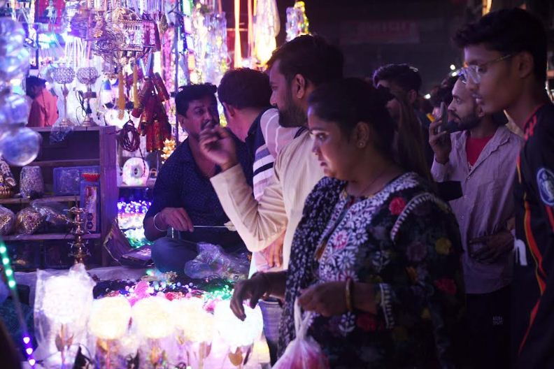 लखनऊ के नरही बाजार में खरीददारी करते ग्राहक लखनऊ के नरही बाजार में खरीददारी करते ग्राहक